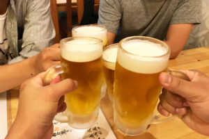ビールで乾杯する様子
