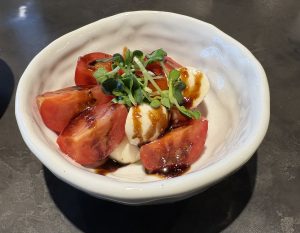 池袋焼肉たんたんのカプレーゼサラダメニュー画像